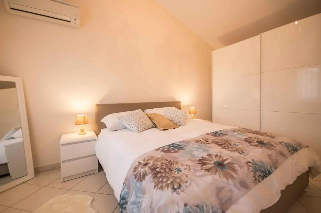 Gorgeous Pool Villa With A Fenced Garden Žminj