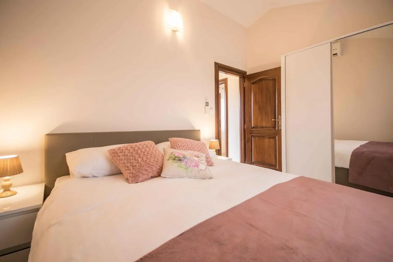 Gorgeous Pool Villa With A Fenced Garden Žminj
